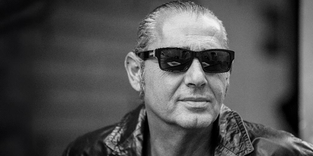 La storia di uno dei più grandi e amati cantautori italiani. In prenotazione